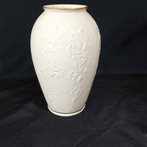 Lenox Ivory Embossed Iris Masterpiece Collection Vase - Picture 1 of 8